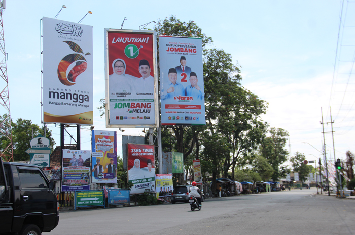 Meski jumlahnya banyak dan bertebaran, reklame politik ini ternyata tak menyumbang pajak ke pemerintah