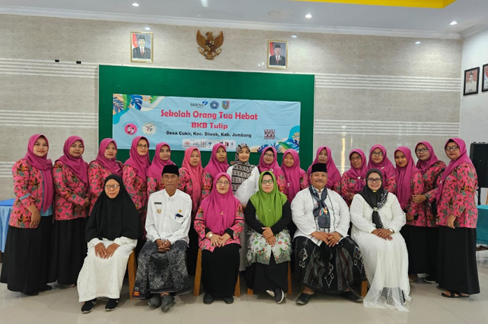 Kades Cukir Sawung Agus Basuki berfoto bersama Camat Diwek Agus Sholihudin dan para peserta program saat launching program SOTH perdana di Pendopo Desa Cukir.