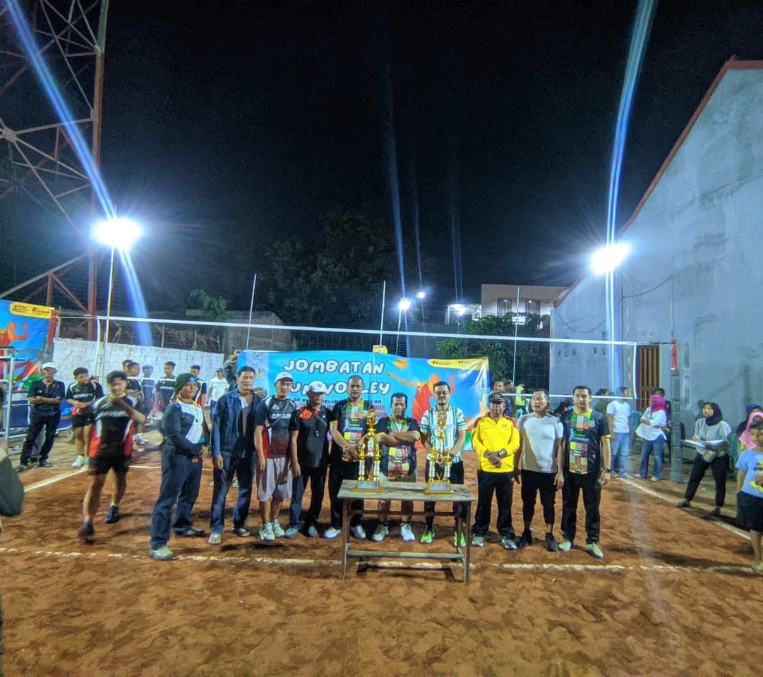 Kepala Kelurahan Jombatan Indra Pratama SSTP saat penyerahan hadiah turnamen fun vollyball Jombatan Cup 2024.