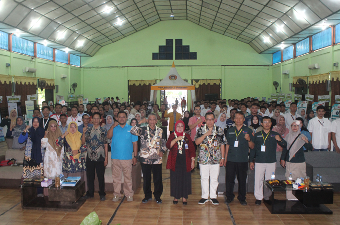 Kepala SMKN 3 Jombang, Khasanuddin, Plt Kacabdindik, Evi Widadjanti, Kepala Disnaker, Isawan Nanang, bersama seluruh pencari kerja.