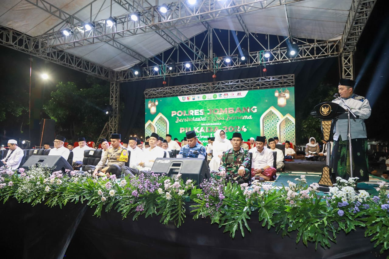 Pj Bupati Jombang Teguh Narutomo bersama jajaran Polres Jombang, Satpol PP Jombang dan Bea Cukai Kediri mensosialisasikan pemberantasan atau gempur rokok ilegal