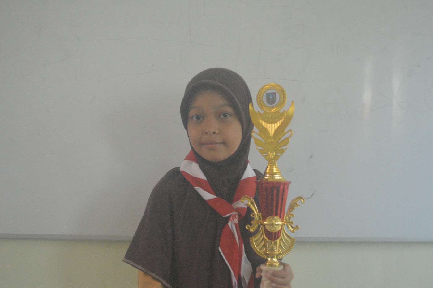 Alya Rizki Diandra siswi MIN 1 Jombang menunjukkan trofi juara dua Lomba Dongeng.