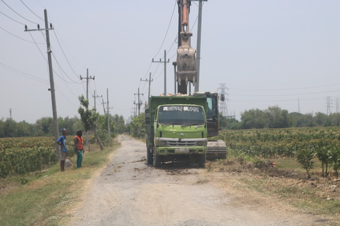 Proses pengerukan jalan di proyek preservasi jalan ruas Jatigedong-Jatibanjar milik kementrian PUPR