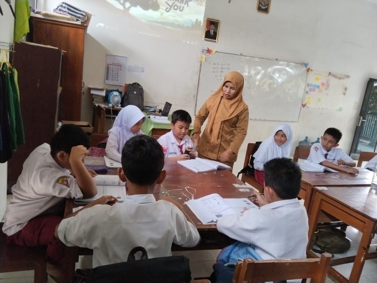 Ekatuti Handayani, guru penggerak asal SDN Kepanjen 2 Kecamatan Jombang saat mengajar di kelas.
