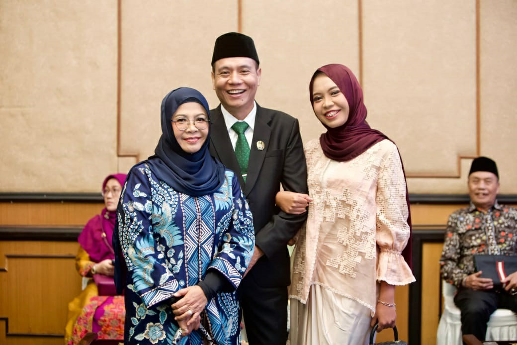 Hadi Atmaji bersama istri dan anaknya