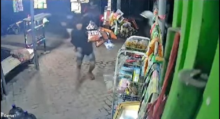 Potongan gambar CCTV yang merekam aksi belasan Gangster bersajam memburu dua pemuda di Diwek Jombang