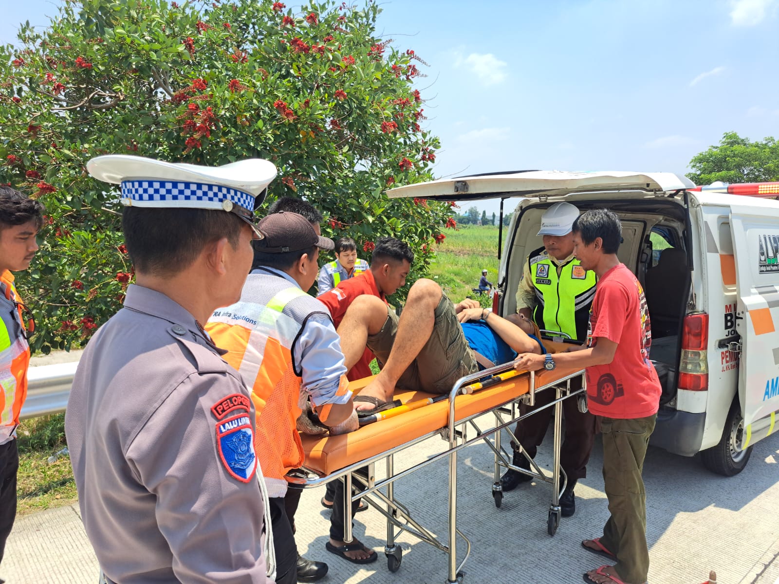 Petugas kesehatan mengevakuasi korban kecelakaan di Tol Jombang Mojokerto atau Tol Jomo Senin (28/10) siang
