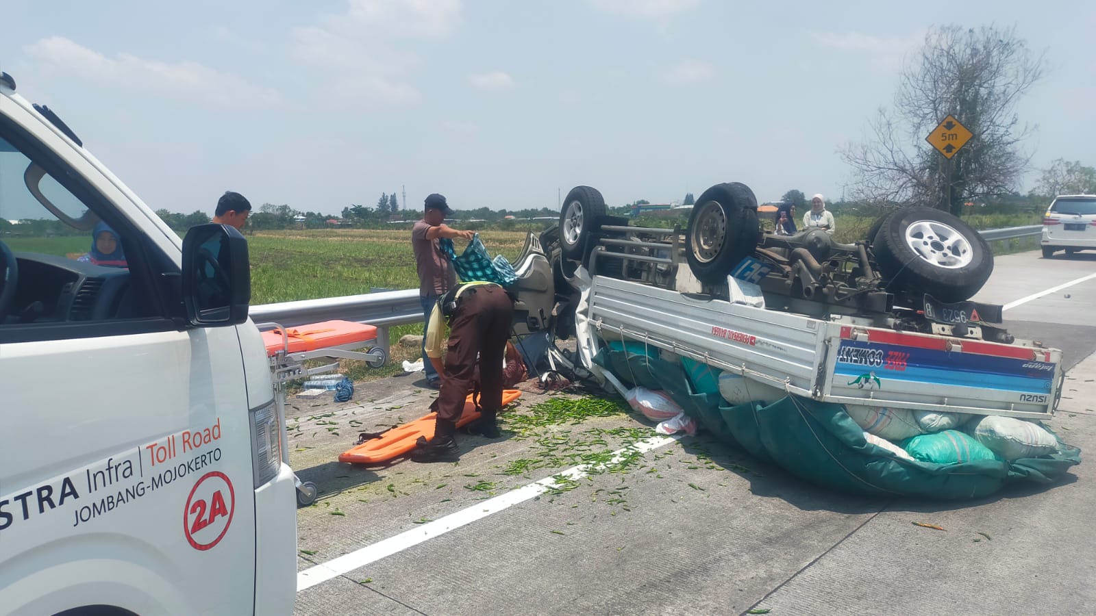 Kondisi pikap muatan cabai yang terbalik usai mengalami pecah ban di Tol Jomo