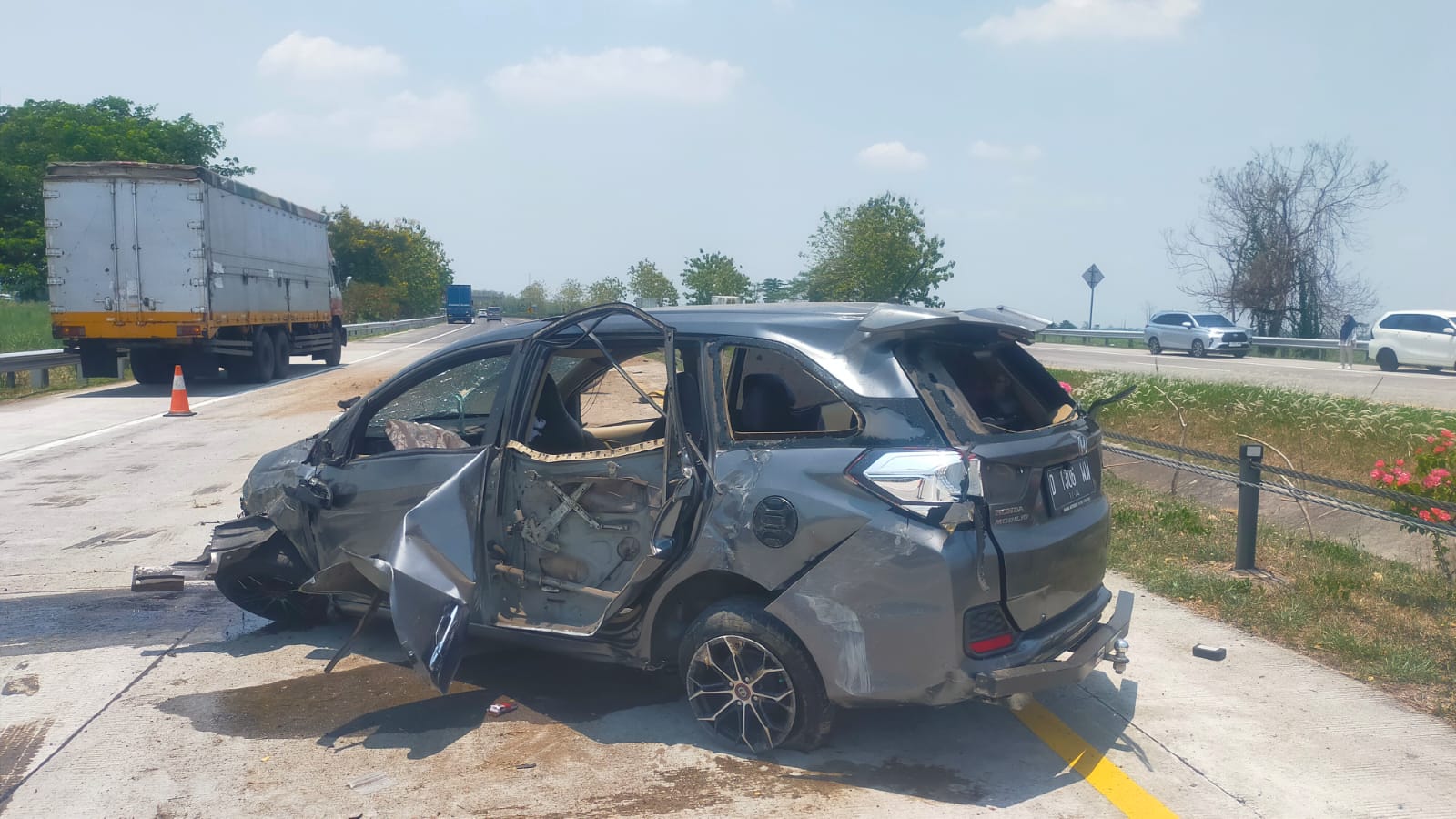 Kondisi Honda Mobilio usai kecelakaan dengan pikap hingga terpelanting berpindah jalur
