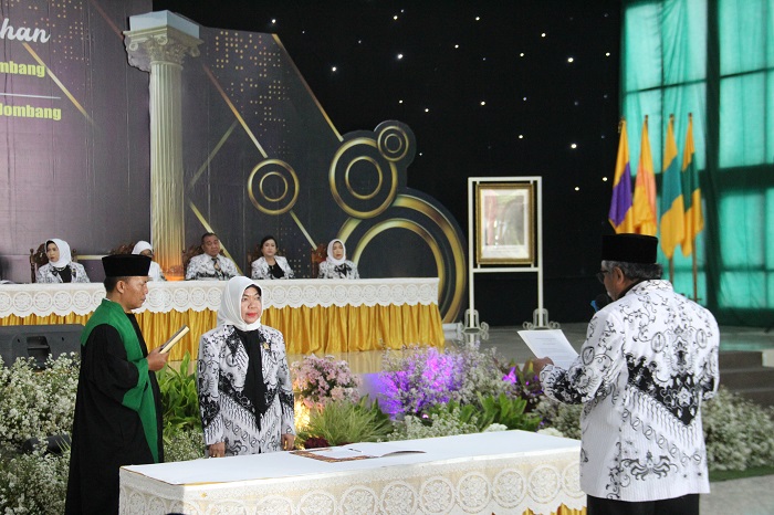 KHIDMAT: Prosesi pelantikan Rektor UPJB Prof Dr Munawaroh di Gedung Natuwar, Senin (28/10).