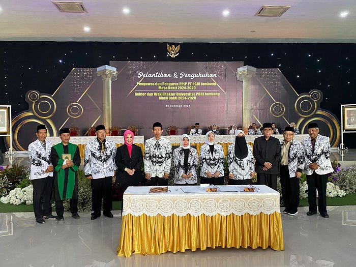 KHIDMAT: Prosesi pelantikan pengurus dan pengawas PPLP PT PGRI Jombang masa bakti 2024-2029 di Gedung Natuwar, Senin (28/10).