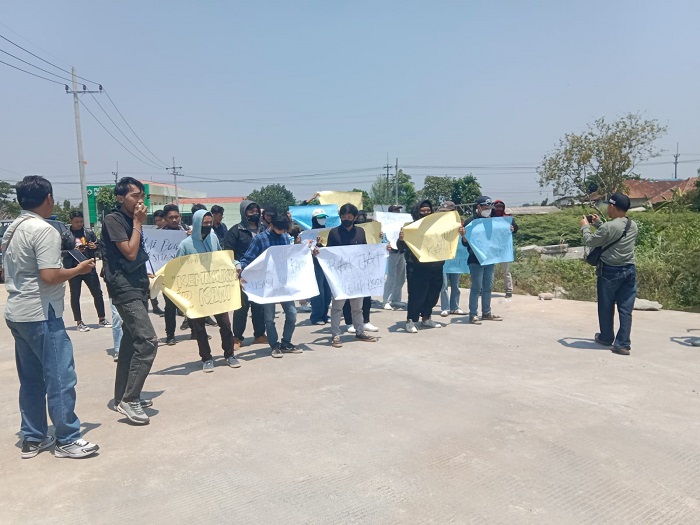 Sejumlah warga saat menggelar aksi demo di depan pabrik.