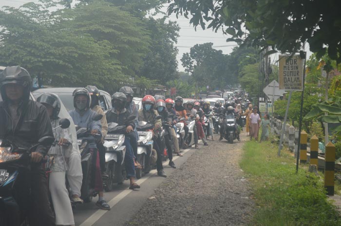 kemacetan jalur provinsi Jombang Ploso saat momen mudik balik lebaran karena jalan yang sempit