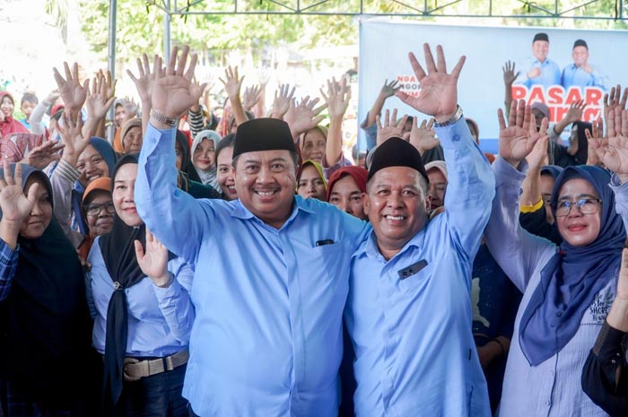 Gus Salman bersama  H Warsubi saat menghadiri Pasar Rakyat Warsa di Sidokerto, Mojowarno, Kamis (10/10/2024).