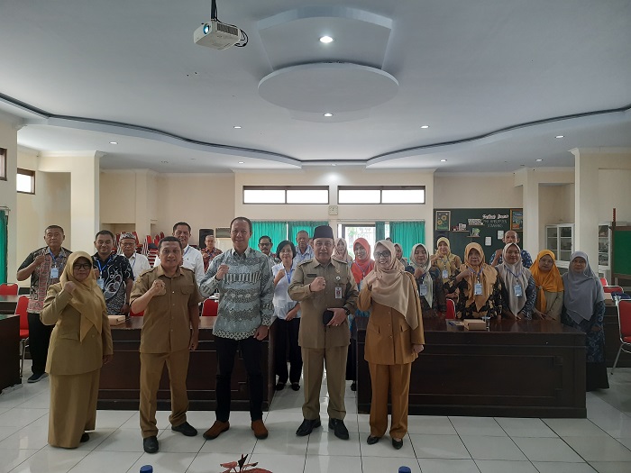 KOMPAK: Kepala Dinkop UM Jombang, Fahrudin Widodo (empat dari kiri) bersama peserta diklat dan uji kompetensi kerja  di Gedung PKK, Senin (28/10).