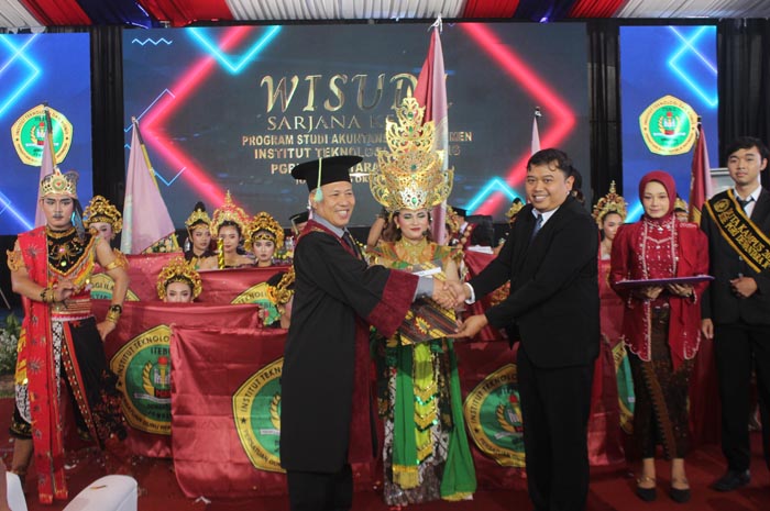 5.	Penyerahan SK ITEBIS PGRI Dewatara Jombang oleh M Tohari Sub Koordinator Sistem Informasi LLDIKTI Wilayah VII Jatim kepada Rektor ITEBIS Dr Abd Rohim SE, MSi, CRA