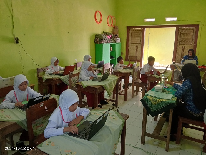 KONSENTRASI: Siswa SDN Sepanyul Kecamatan Gudo, Jombang mengikuti ANBK, (28/10).