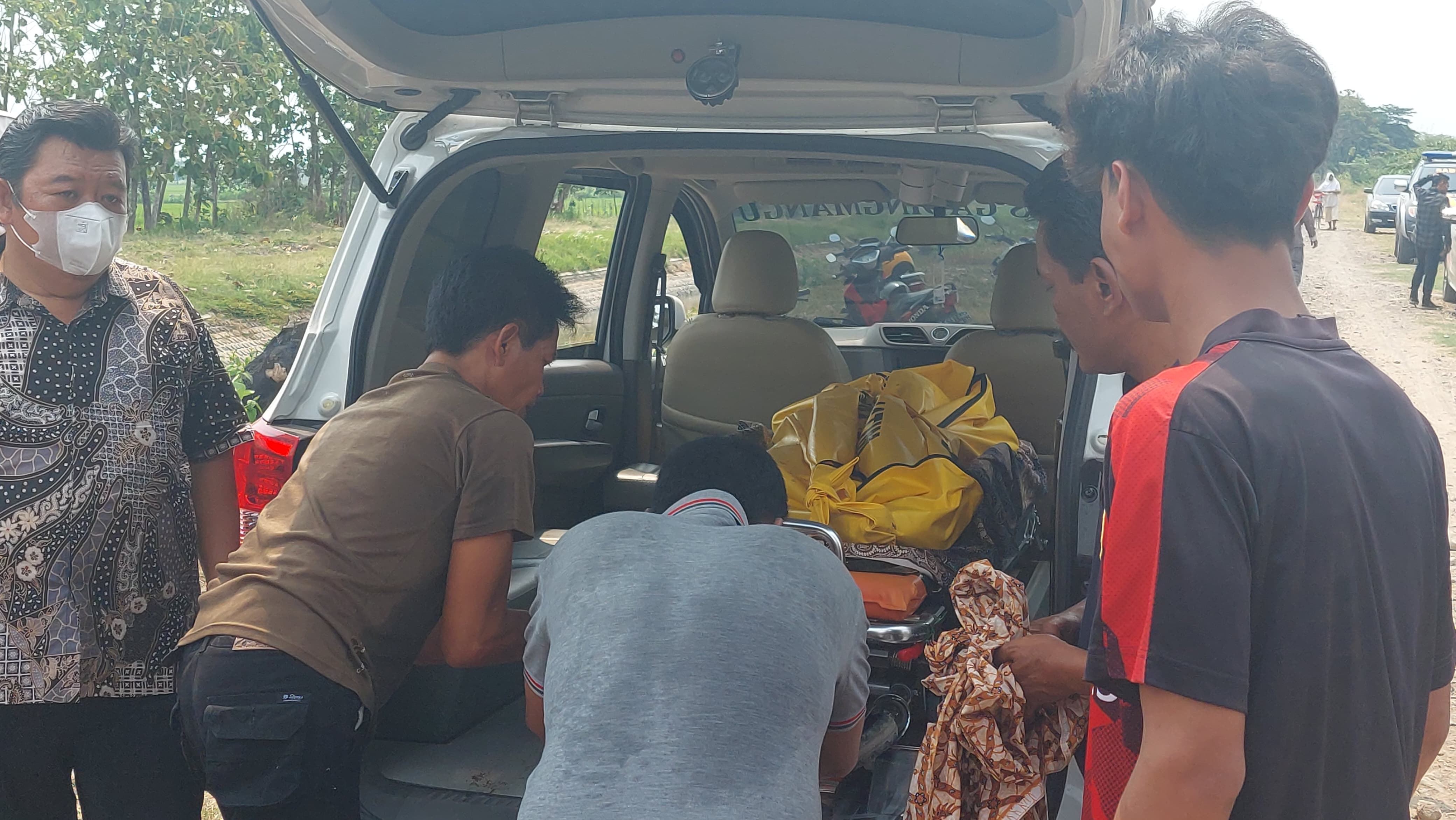 Evakuasi jasad remaja yang ditemukan mengambang di saluran induk Mrican Kanan Sukorejo, Perak, Jombang