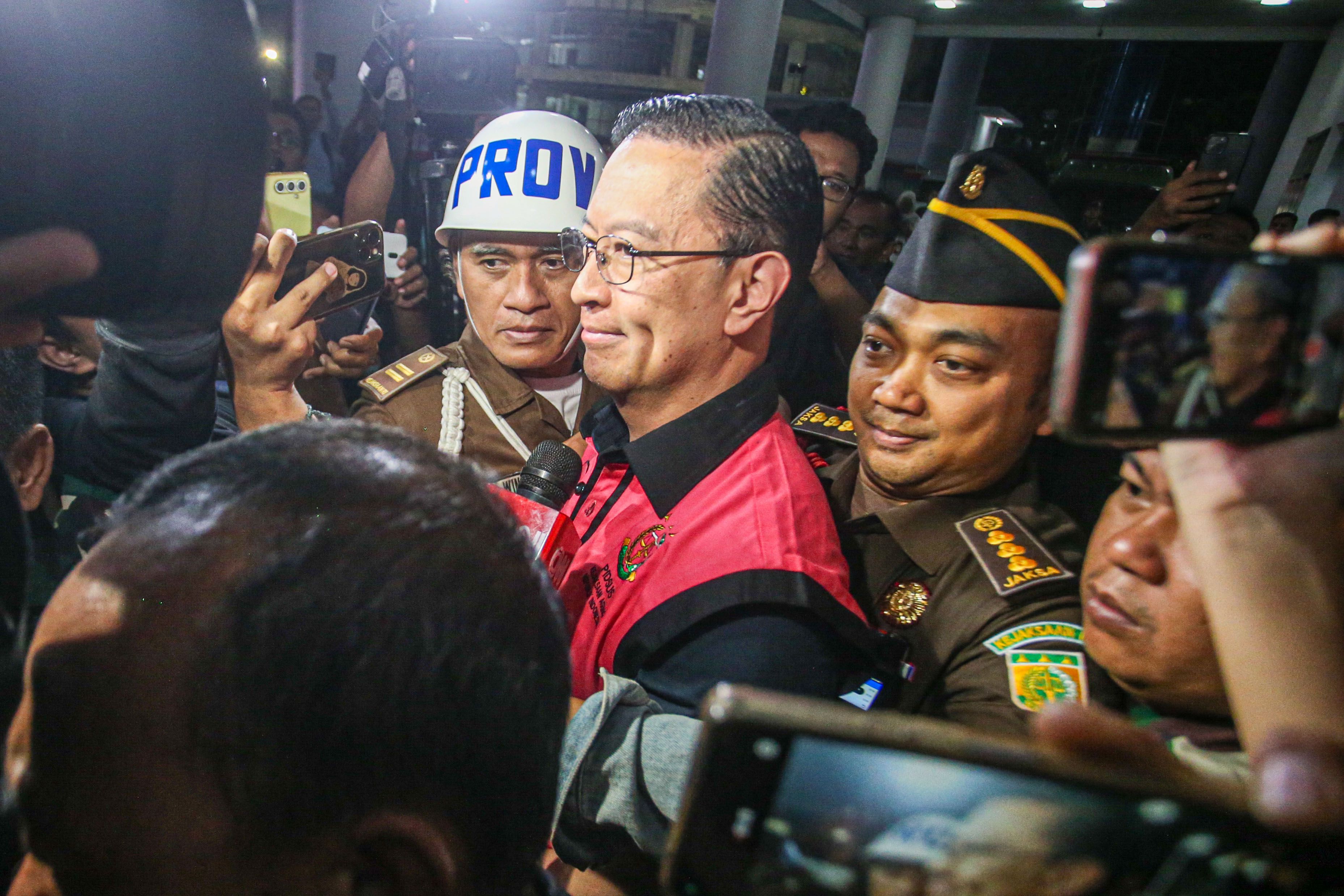 Menteri Perdagangan tahun 2015-2016 Thomas Lembong dibawa menuju mobil tahanan di Kejaksaan Agung, Jakarta, Selasa (29/10/2024).