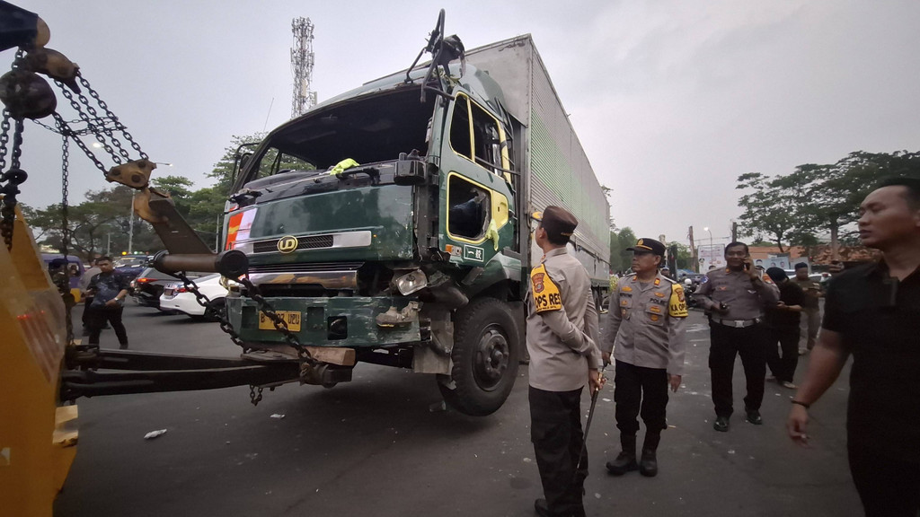 Kondisi truk ugal-ugalan yang menyebabkan kecelakaan di Cipondoh, Tangerang saat dievakuasi polisi