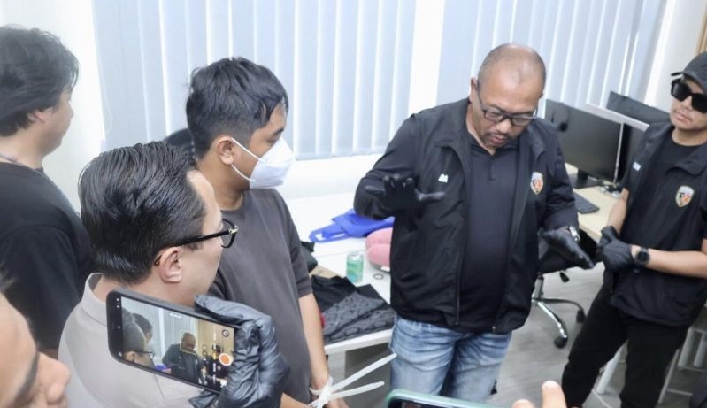 Ditreskrimum Polda Metro Jaya saat menggeledah lokasi kantor judi online di Ruko Grand Galaxy, Jalan Rose Garden Blok RRT Nomor 5, Kota Bekasi, Jumat (1/11)