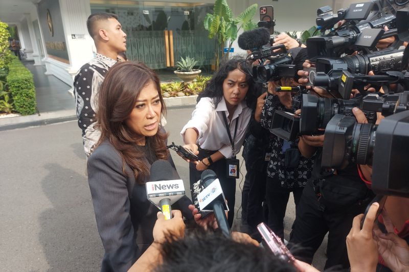Menteri Komunikasi dan Digital (Menkomdigi) Meutya Hafid saat menyampaikan keterangan di kompleks Istana Kepresidenan, Jakarta, Jumat (1/11)