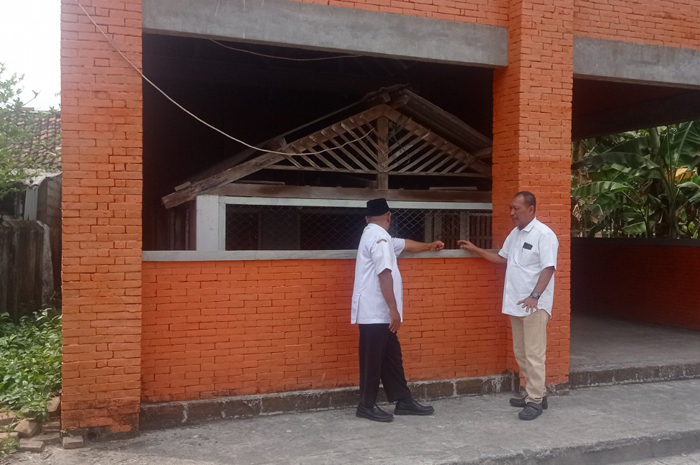 Kades Watudakon Suharto (kanan) berada di area makam keramat tokoh babat alas desa.