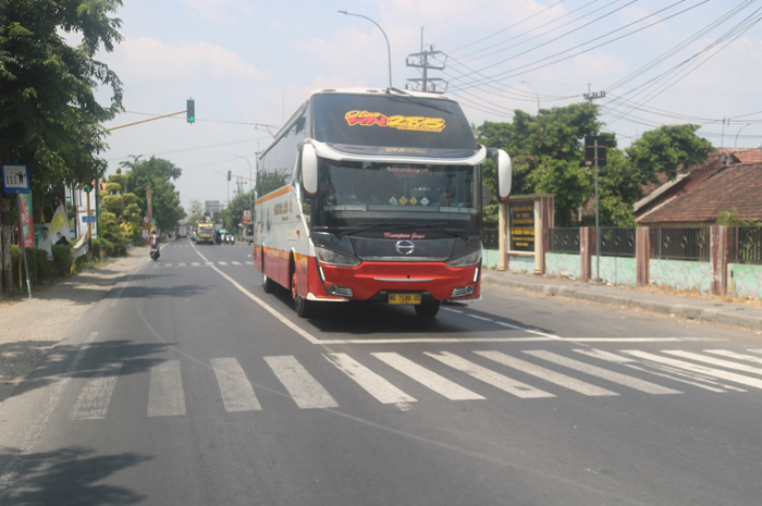 Kondisi jalur provinsi Jombang - Ploso yang sempit. Jalan ini disebut bakal dilebarkan