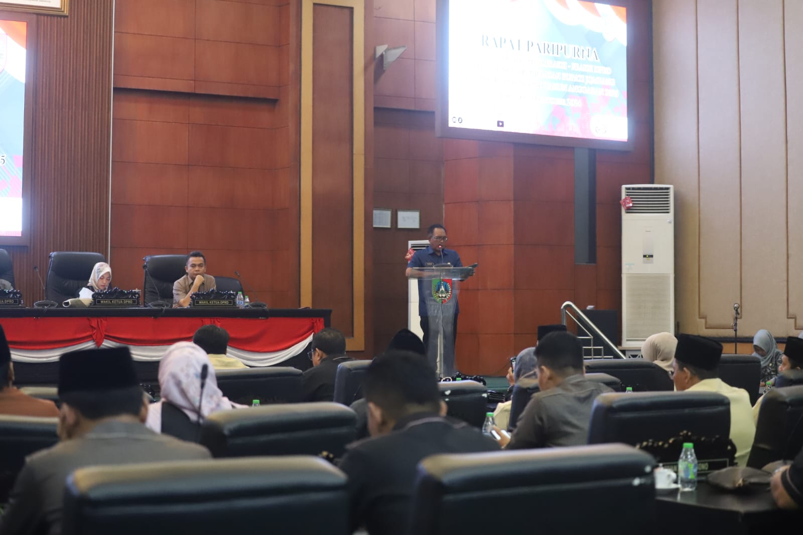 DPRD dan Pemkab Jombang menggelar sidang paripurna R-PABD 2025 di ruang sidang paripurna DPRD Jombang (31/10) dengan agenda PU fraksi
