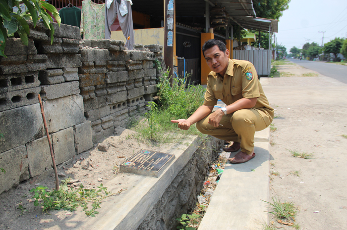 Sekdes Sumberagung, Kecamatan Peterongan Haris Andi Lesmono saat menunjukkan hasil pembangunan drainase dari anggaran dana desa, kemarin (1/11).