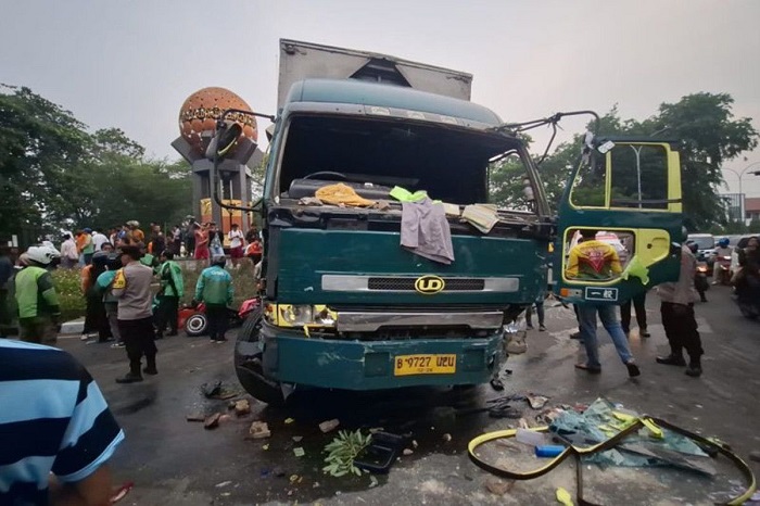 kondisi truk yang ugal-ugalan dan hingga memicu kecelakaan di Cipondoh Tangerang