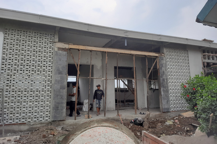 Kondisi proyek rehab SMPN 6 Jombang yang hingga Jumat (1/11) belum rampung dikerjakan
