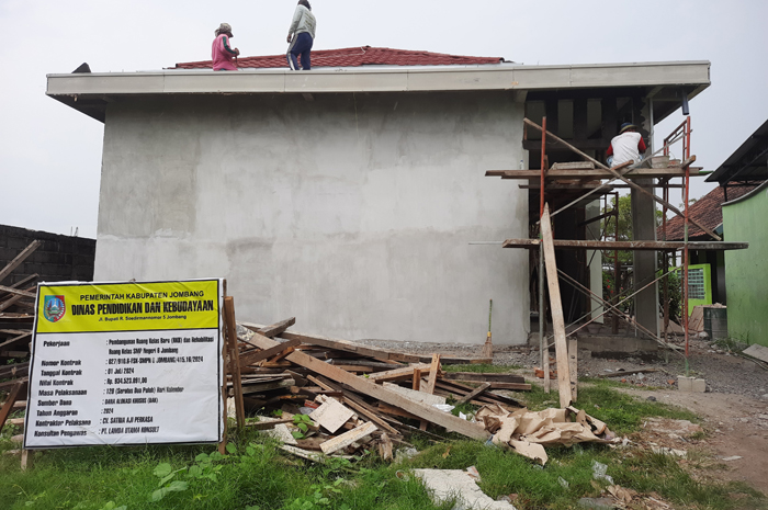 Kondisi proyek rehab SMPN 6 Jombang yang hingga kini belum rampung dikerjakan meski telah melewati masa kontrak