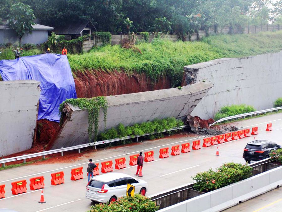 Dinding tembok pembatas ambrol di ruas Tol Cinere, Depok, Sabtu (02/11/2024).