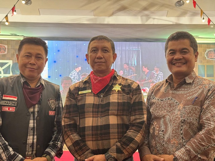 SINERGI: Kepala Satpol PP Jombang Thonsom Pranggono (kanan) bersama Kepala Kantor Bea Cukai Kediri, Ardiyanto (tengah).