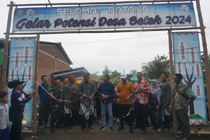 Kepala Desa Betek M Faruq mendampingi jajaran Forkopimcam Mojoagung saat gelar potensi Desa Betek 2024 di taman BBM.