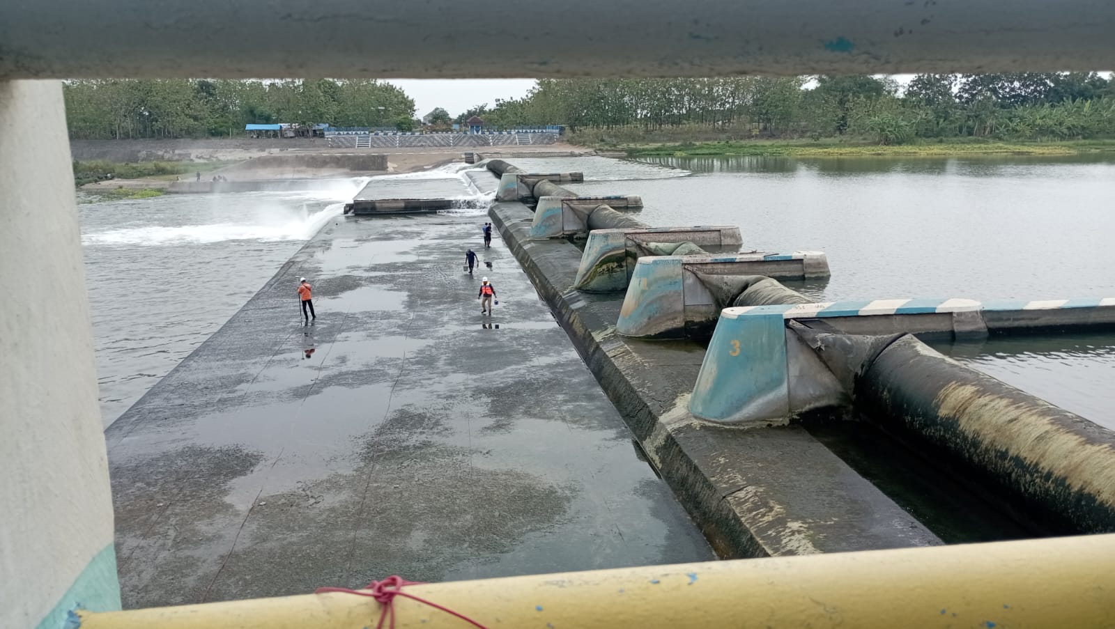 Petugas dari BBWS Brantas melakukan survei pondasi Dam Karet Jatimlerek Jombang
