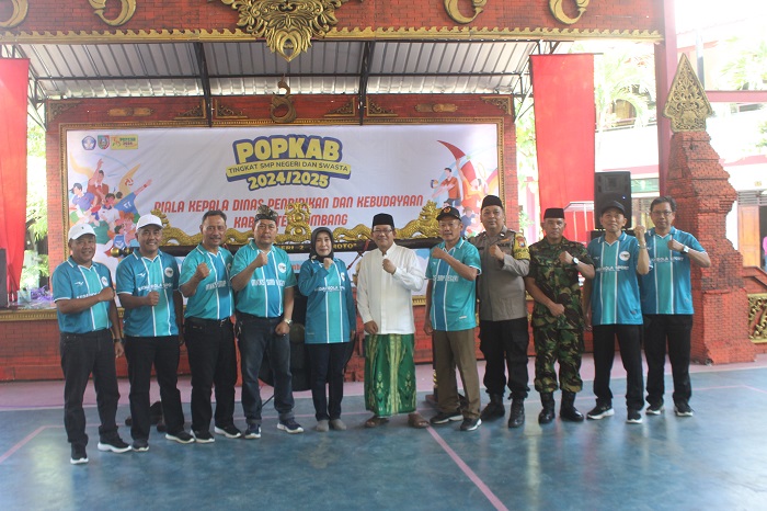 BERPRESTASI: Plh Kepala Dinas Pendidikan dan Kebudayaan Kabupaten Jombang, Wor Windari, Ketua MKKS SMPN, Yoni Tri Joko Kurnianto bersama seluruh kepala SMP yang hadir.