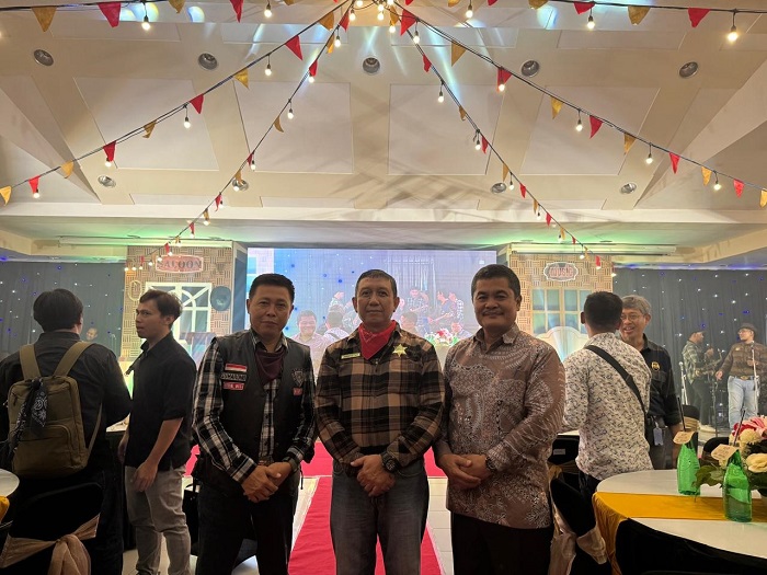 SINERGI: Kepala Satpol PP Jombang Thonsom Pranggono (kanan) bersama Kepala Kantor Bea Cukai Kediri, Ardiyanto (tengah).