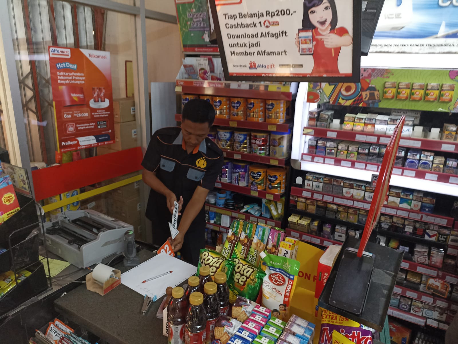 Polisi saat melakukan olah tkp kejadian perampokan di Minimarket Pandanwangi, Diwek, Jombang