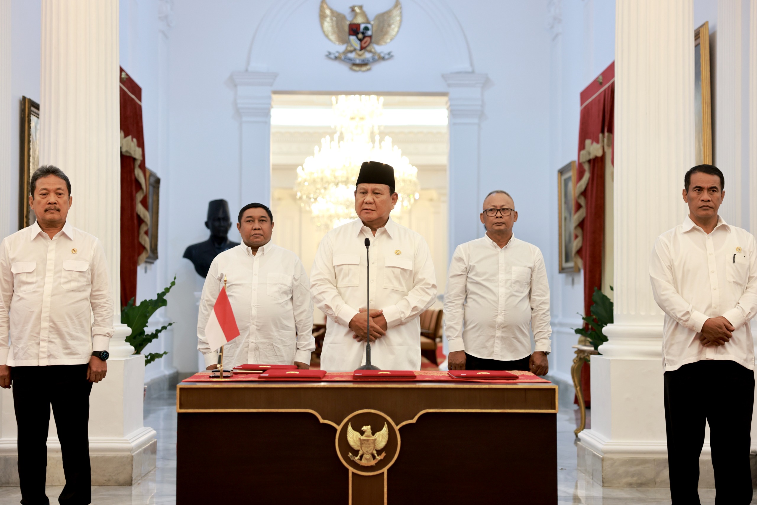 Presiden RI Prabowo Subianto usai menandatangani PP terbaru terit penghapusan utang macet untuk petani, nelayan dan UMKM