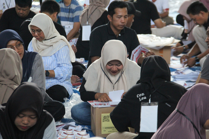 Petugas saat melakukan sorlip surat suara dan logistik Pilkada 2024 di Jombang