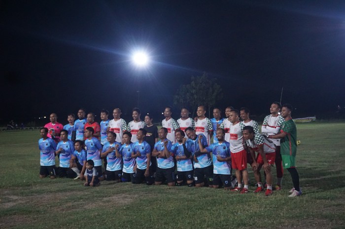 Kepala Desa Brudu Ahmad Efendi (kaos hitam) saat membuka pertandingan persahabatan antara tim PDS Sumobito melawan BKD FC Jombang di lapangan sepak bola Desa Brudu.