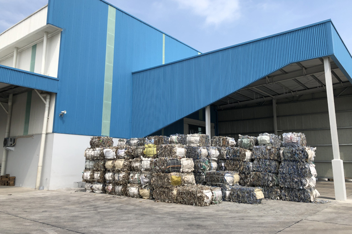 Pabrik milik PT Bumi Indus Padma Jaya ini mampu mengolah limbah 2 miliar limbah botol plastik dalam setahun