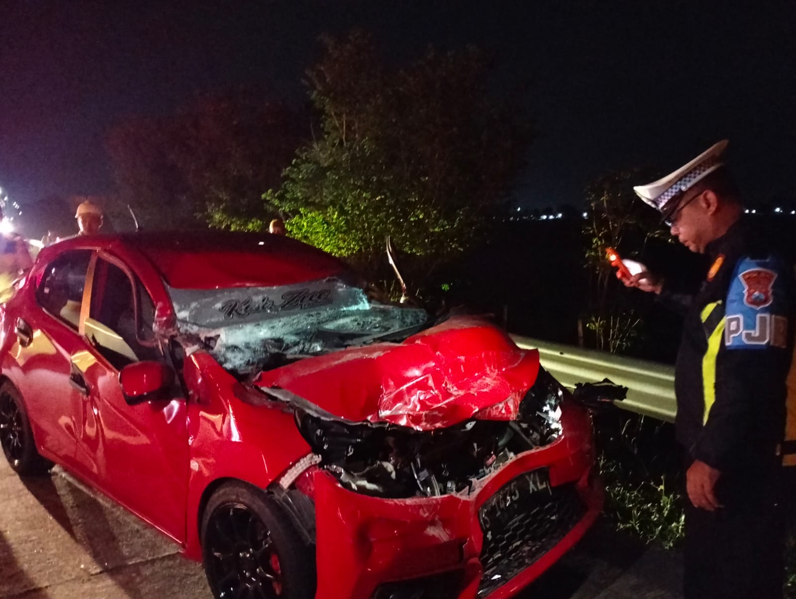 Kondisi Honda Brio yang ringsek usaia menabrak truk odol di Tol Jombang Mojokerto Kamis Malam