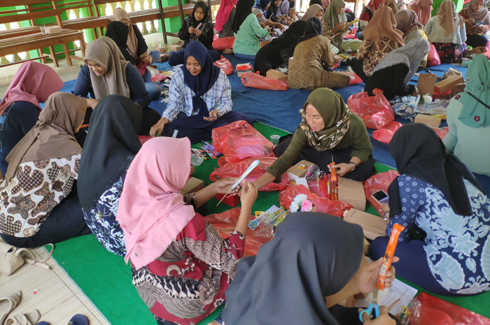 dinas koperasi dan usaha mikro menggelar pelatihan keterampilan hantaran dan buket yang dilaksanakan di Desa Plosogenuk, Kecamatan Perak