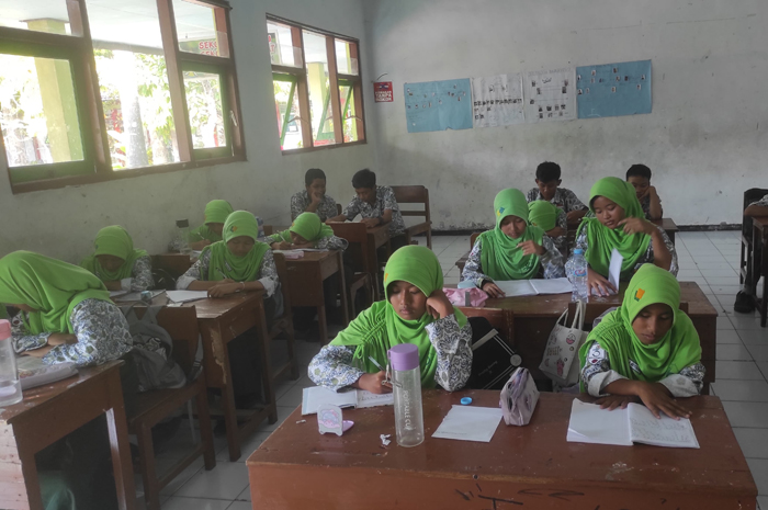 Kegiatan belajar mengajar siswa inklusi dan siswa reguler bercampur menjadi satu di SMPN 3 Jombang (7/11).