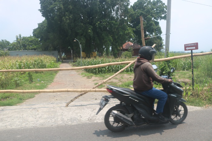 Akses menuju objek cagar budaya nasional Petirtaan Sumberbeji yang kini diblokade pemilik lahan