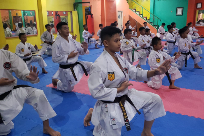 Karateka Jombang saat mengikuti latihan di Dojo Mahameru Jombang