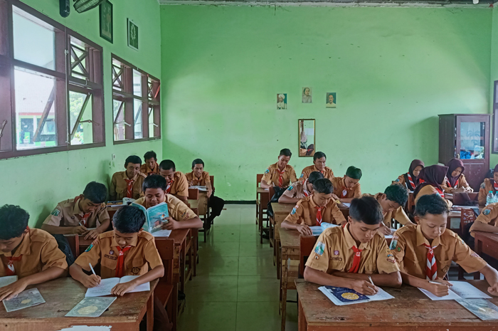 Siswa SMPN 2 Gudo saat mengikuti kegiatan belajar mengajar dalam kelas, Jumat (8/11)